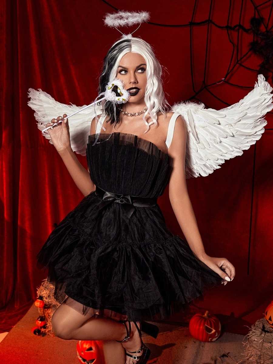 Foto de mulher com fantasia de Halloween diabo, anjo do mal. 