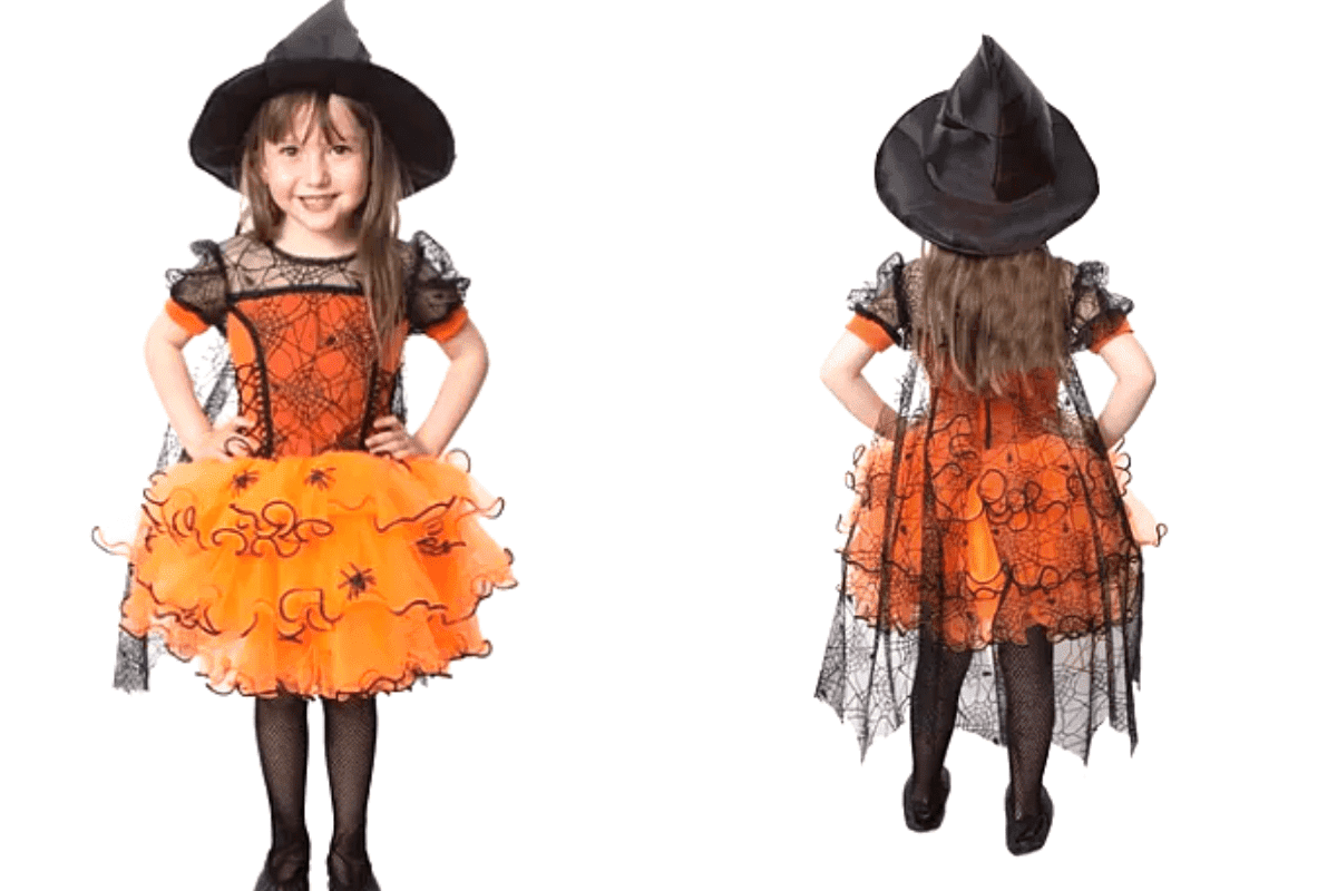 menina fantasiada de bruxa. A fantasia consiste em um chapéu largo e um vestido laranja com preto com detalhes de teias de aranhas