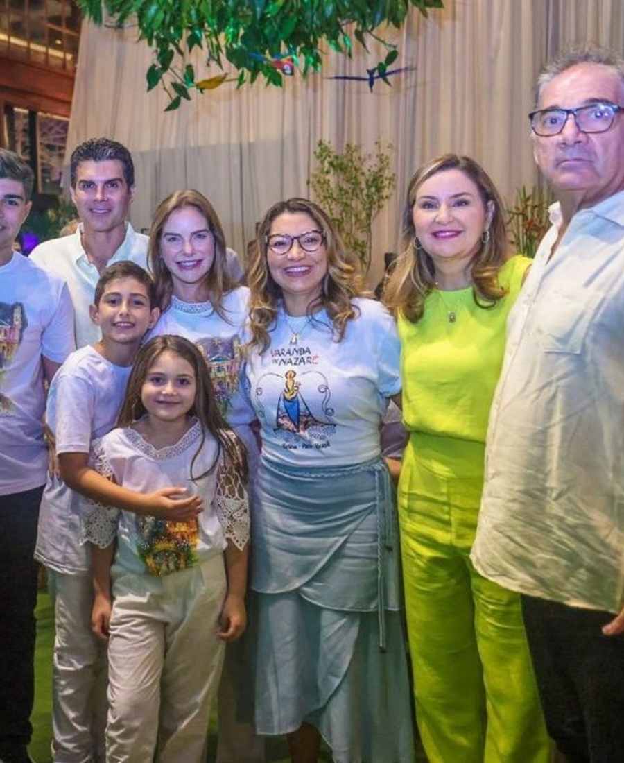 Foto de Janja, esposa de Lula, acompanhada de outras pessoas no Círio de Belém em 2022.