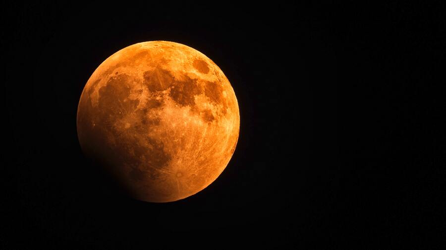 lua cheia amarelada em um eclipse