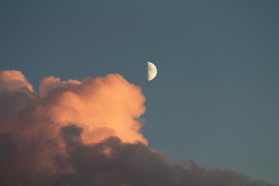 céu com nuvens e uma lua crescente