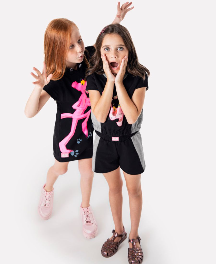 duas meninas usando peças de roupa da marca Carinhoso