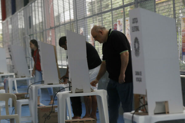 eleitores votando no primeiro turno das eleições de 2022