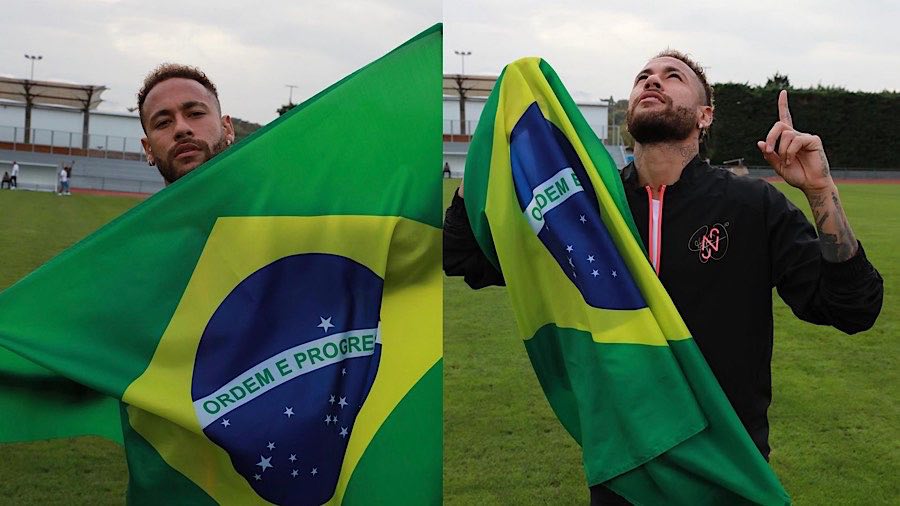 Neymar segurando a bandeira.