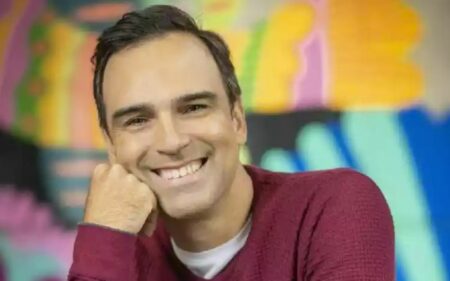 Foto de Tadeu Schmidt sorrindo para ilustrar matéria de quando estreia o BBB 23