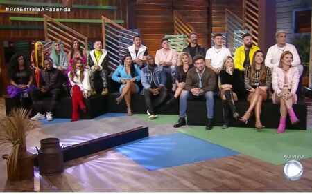 Foto com o elenco completo de A Fazenda 14