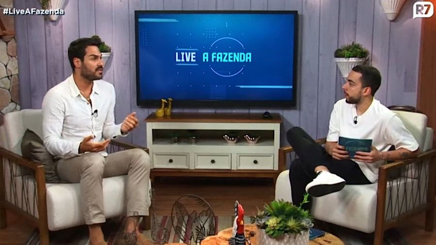Lucas Selfie entrevista Shay na live para A Fazenda.