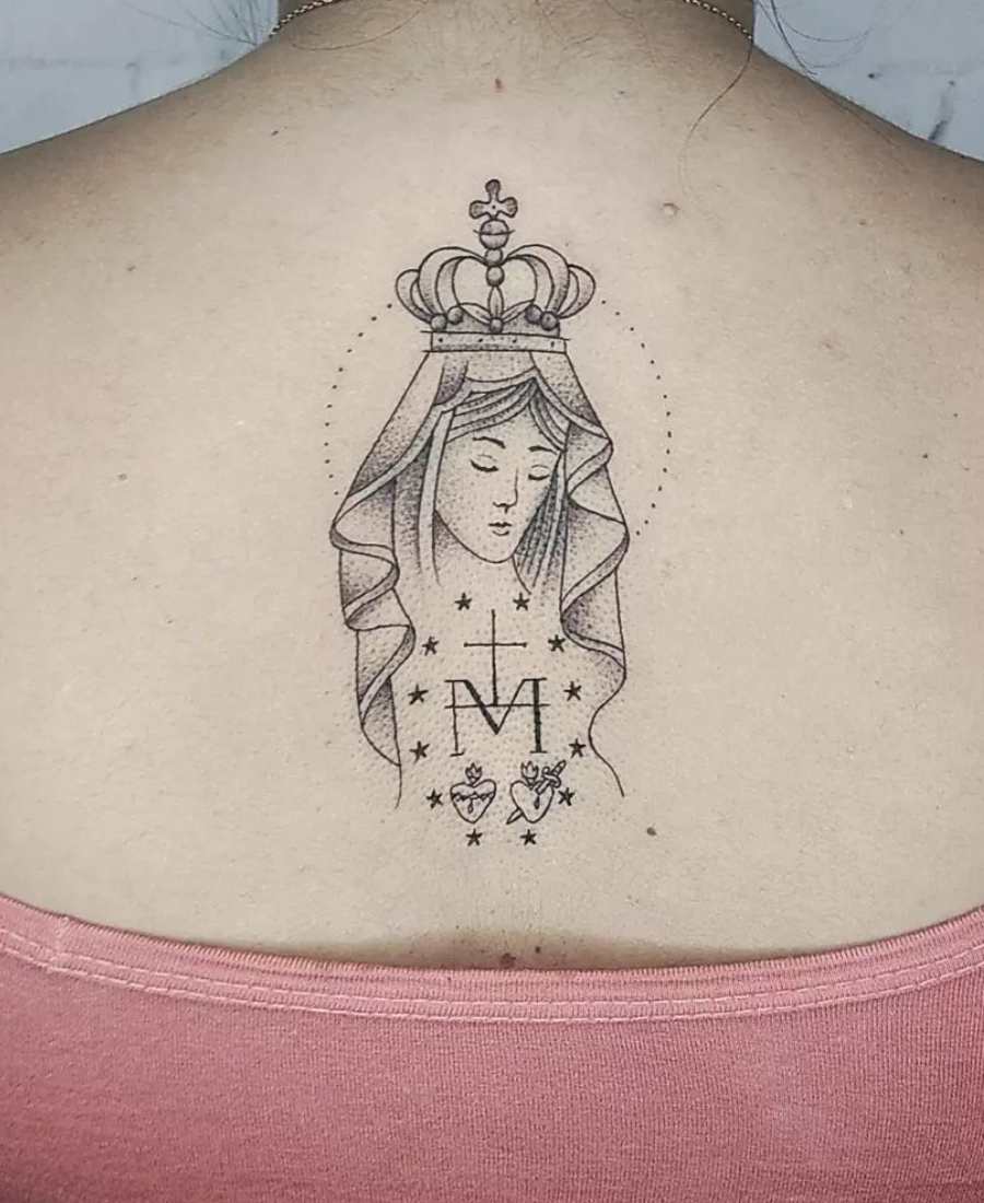Foto de tatuagem religiosa nas costas de uma pessoa.