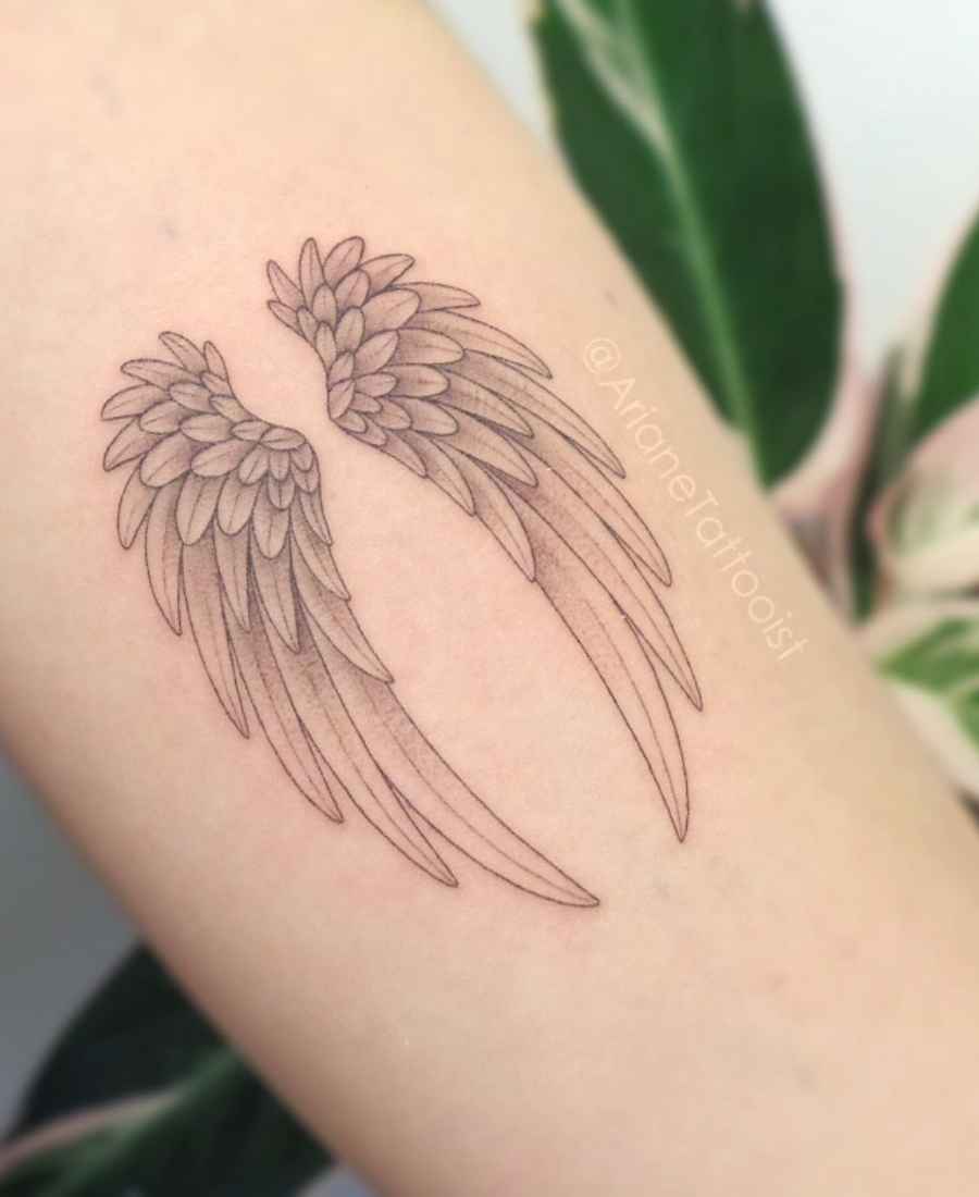 Foto de tatuagem de asas de anjo de uma pessoa.