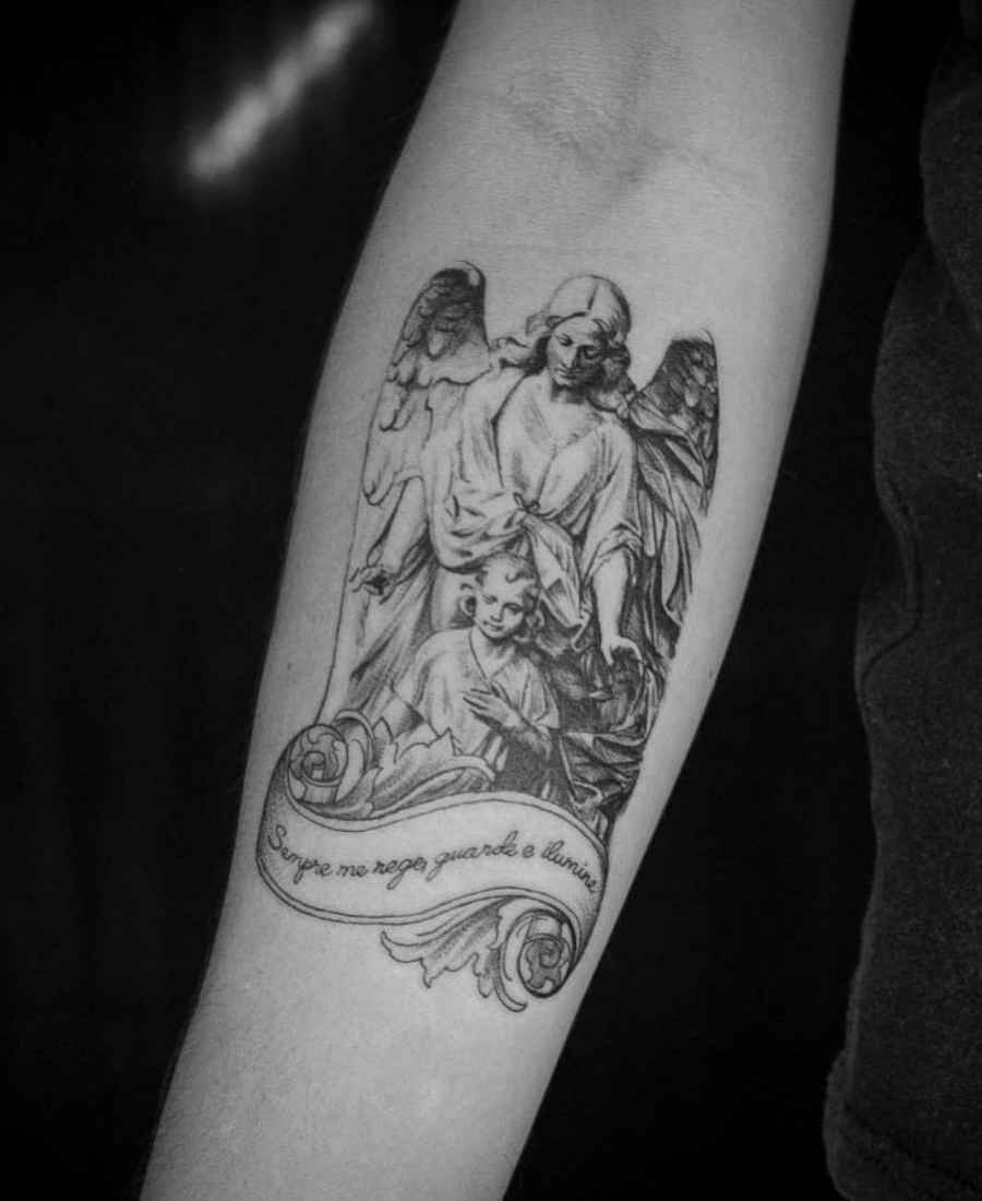 Foto de tatuagem de anjo realista de uma pessoa.
