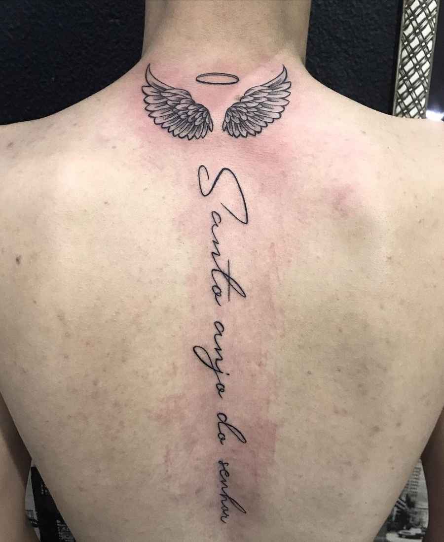 Foto de tatuagem de asas de anjo e frase de uma pessoa.