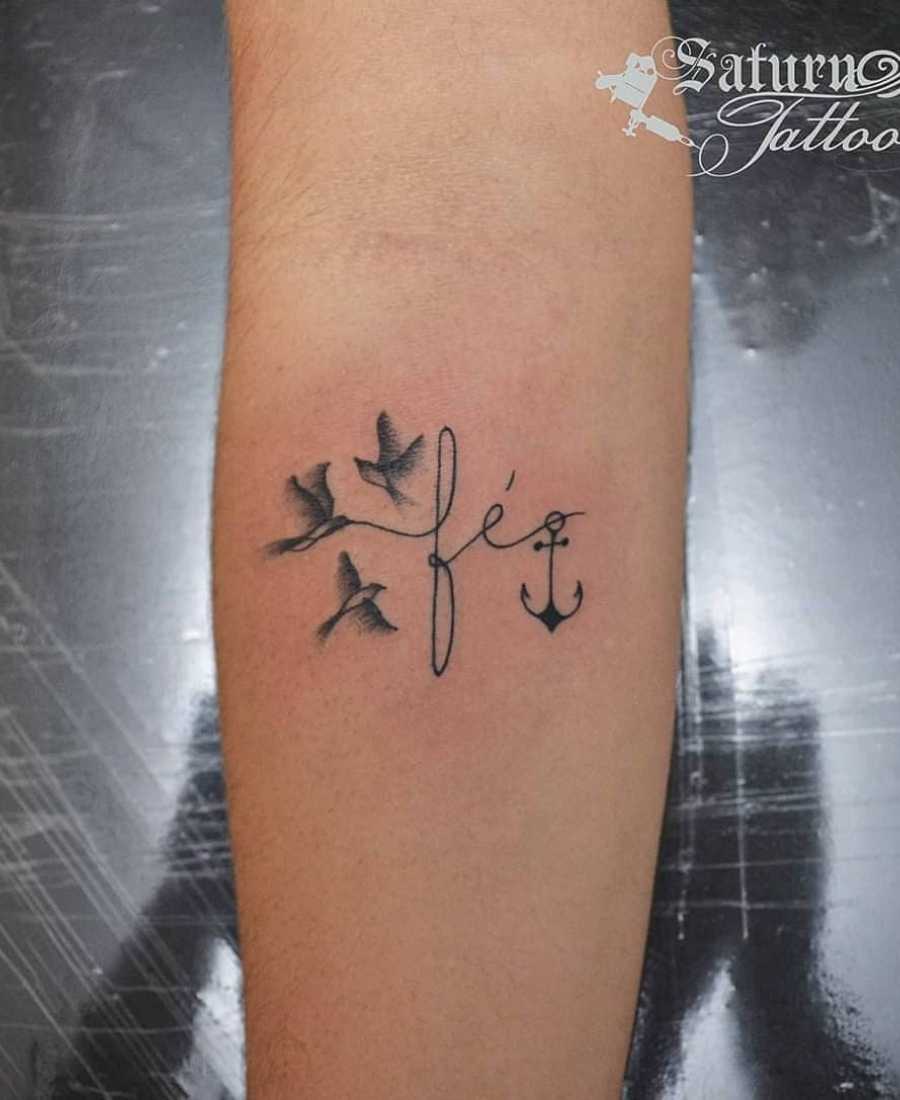 Foto de tattoo com a palavra fé.