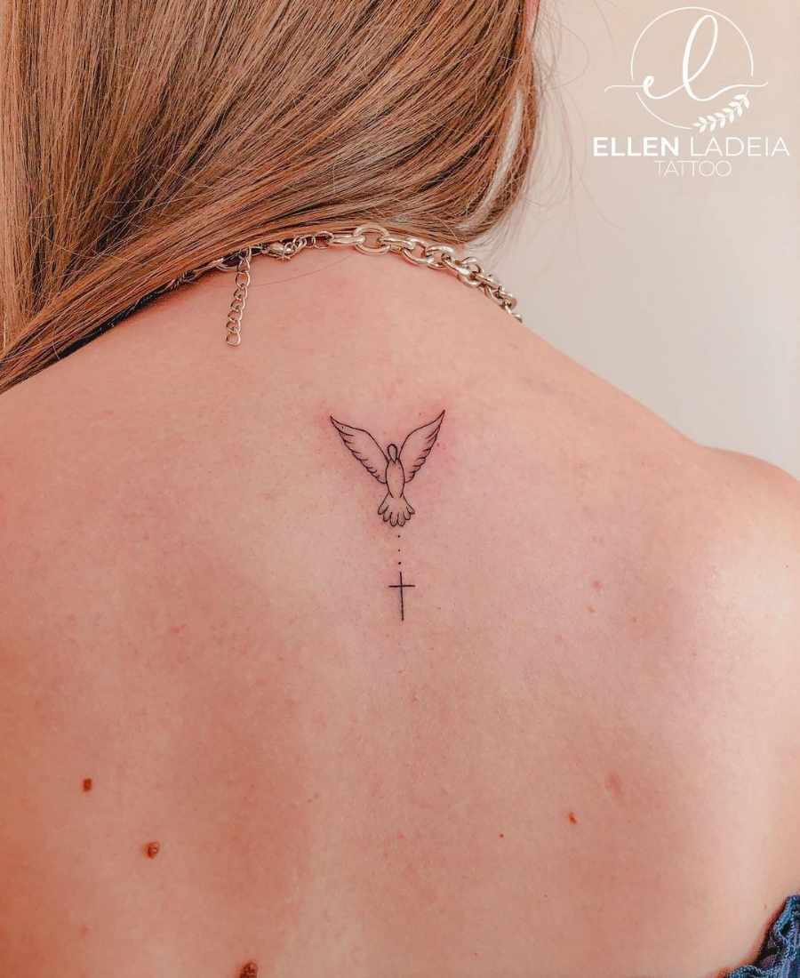 Foto de tattoo do Divino Espírito Santo nas costas de uma pessoa.