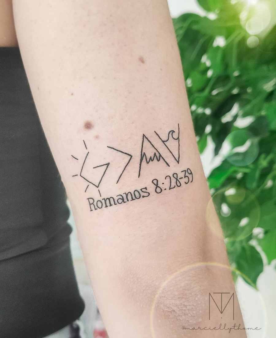 Foto defoto de tatuagem religiosa com versículo de uma pessoa.