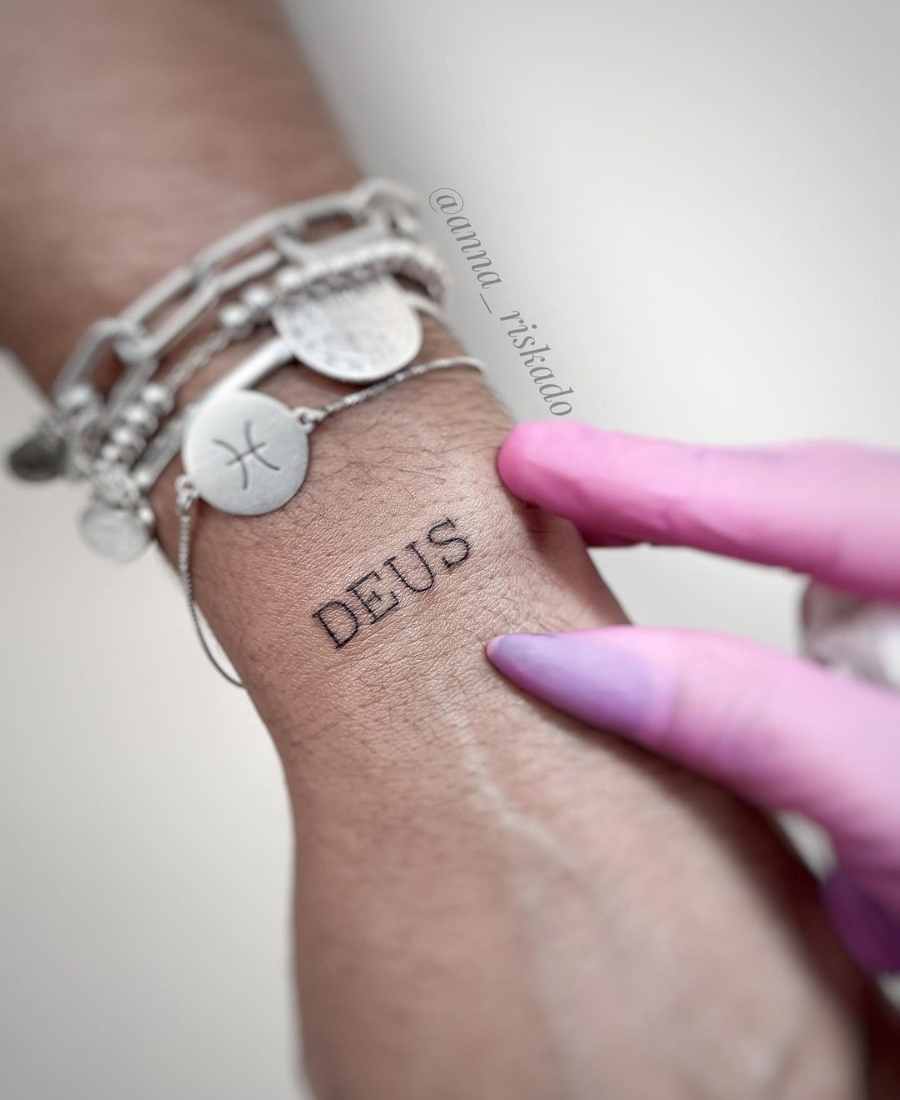 Foto defoto de tatuagem religiosa de uma pessoa.