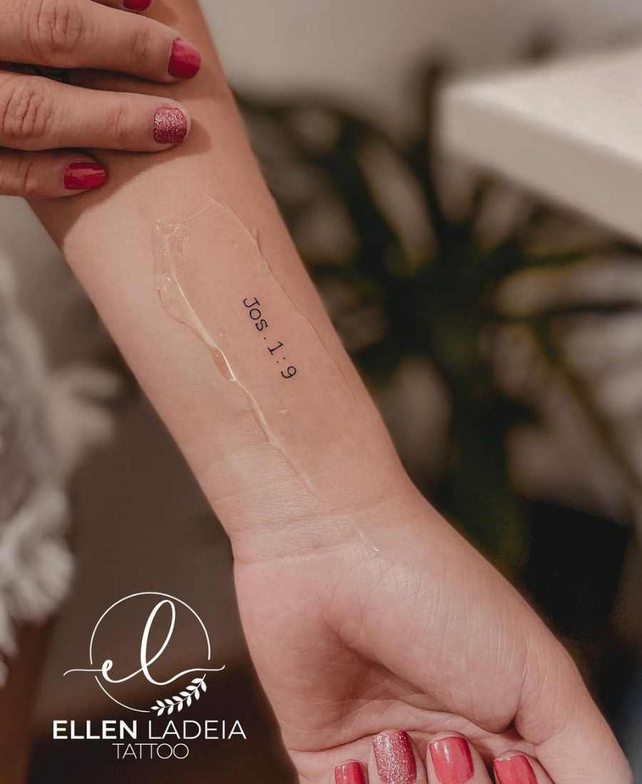 foto de tatuagem no braço de uma pessoa;
