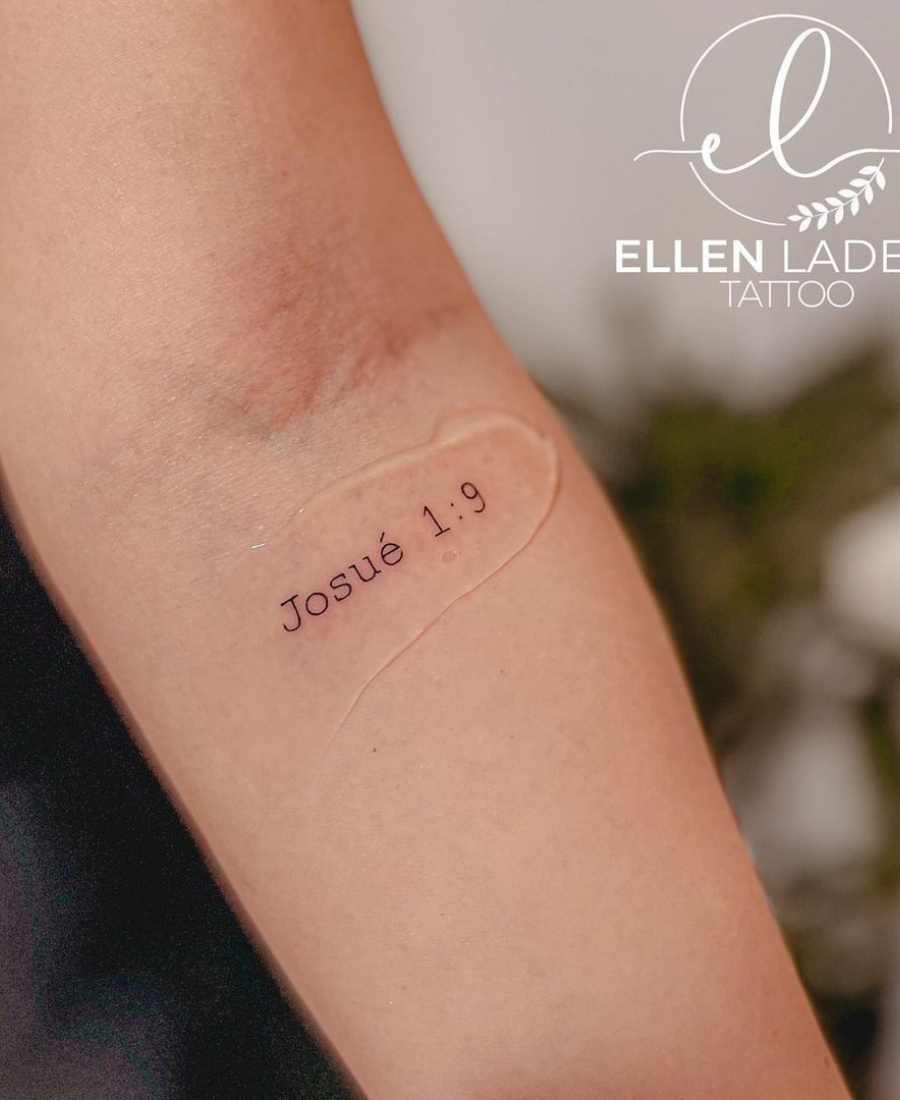 Foto de tatuagem versículo no braço de uma pessoa.