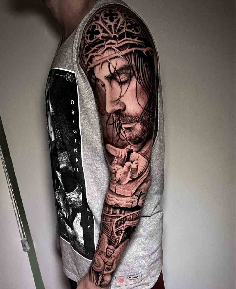 Foto de tatuagem religiosa realista com rosto de Jesus Cristo.
