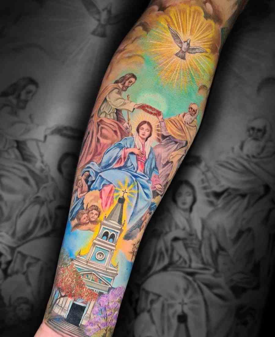Foto de tatuagem religiosa realista com santos colorida.