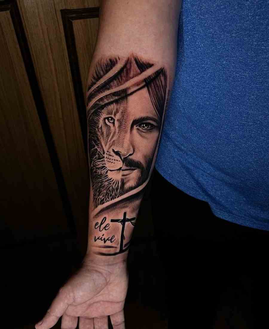 Foto de tatuagem religiosa realista com rosto de Jesus Cristo e rosto de leão.