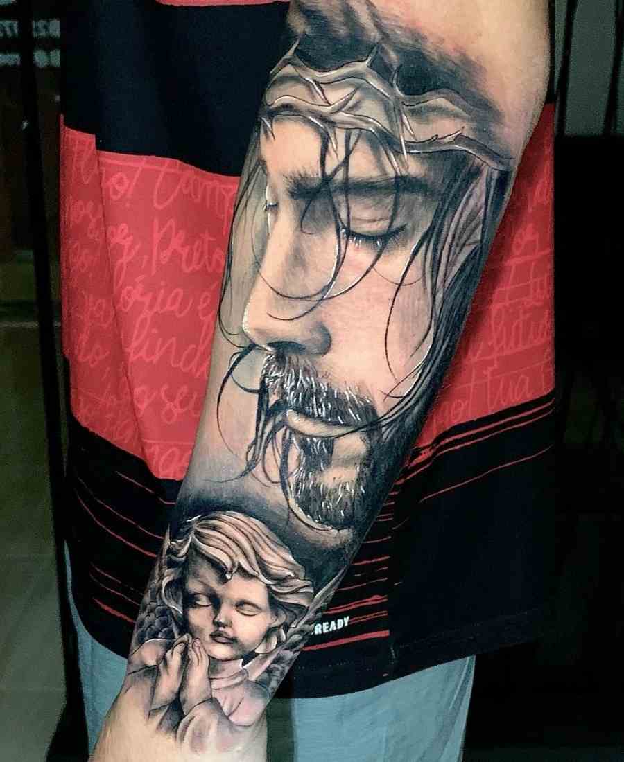 Foto de tatuagem religiosa realista com rosto de Jesus Cristo.