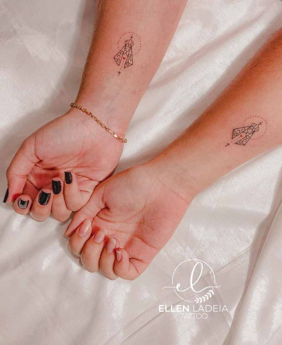 Braços com tatuagem de Nossa Senhora de Aparecida.
