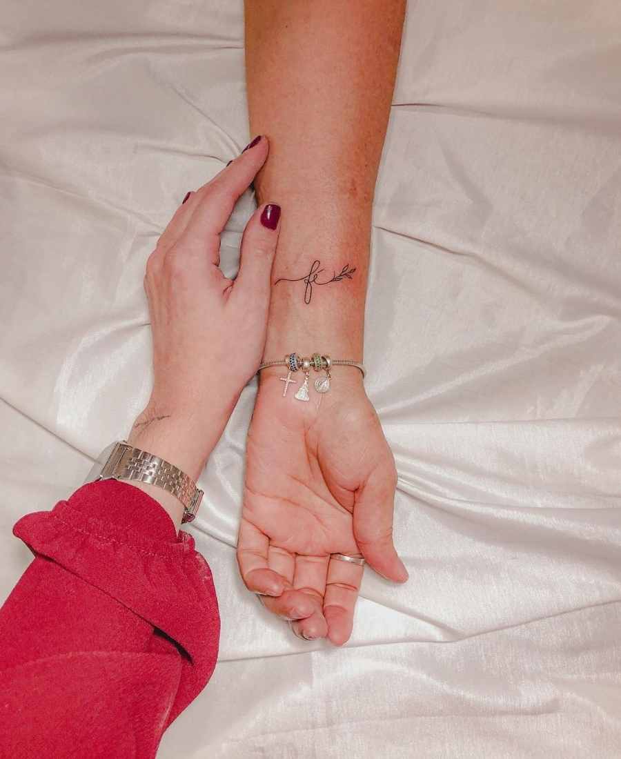 Mão de uma pessoa com tatuagem de fé. 