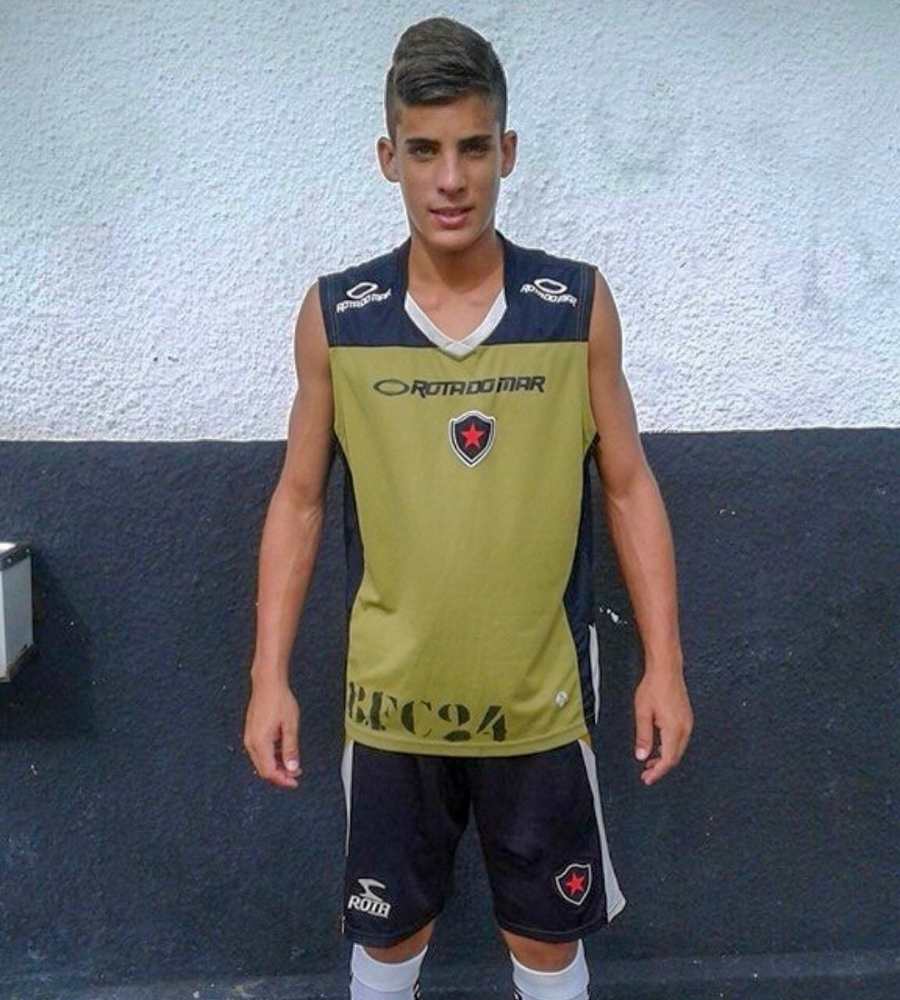 Imagem em fundo de parede branca e preta. No centro,  ex-padrastro de Neymar aos 16 anos, usando uniforme de futebol.  