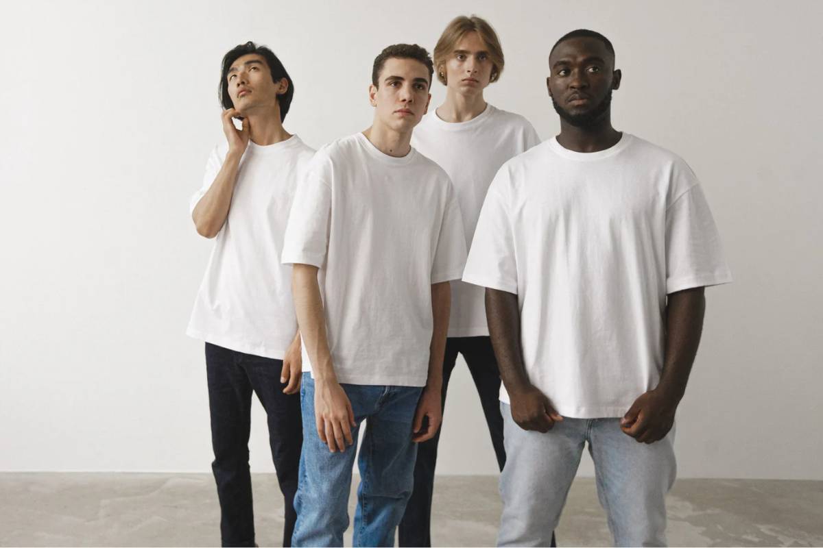 foto de 5 homens usando camisetas masculinas brancas e calça jeans