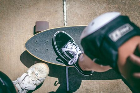 foto de duas opções de tênis para skate, um da Adidas e outro da Vans