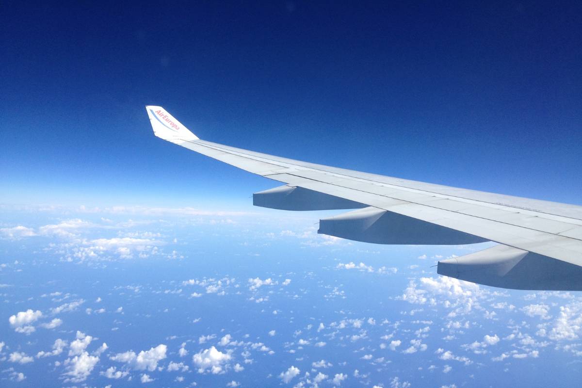 foto de asa de avião no céu, passagens aéreas baratas