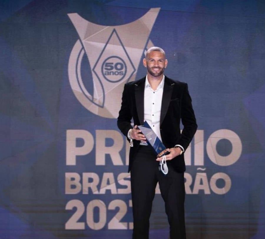 Foto de Weverton segurando o prêmio do Brasileirão 2022