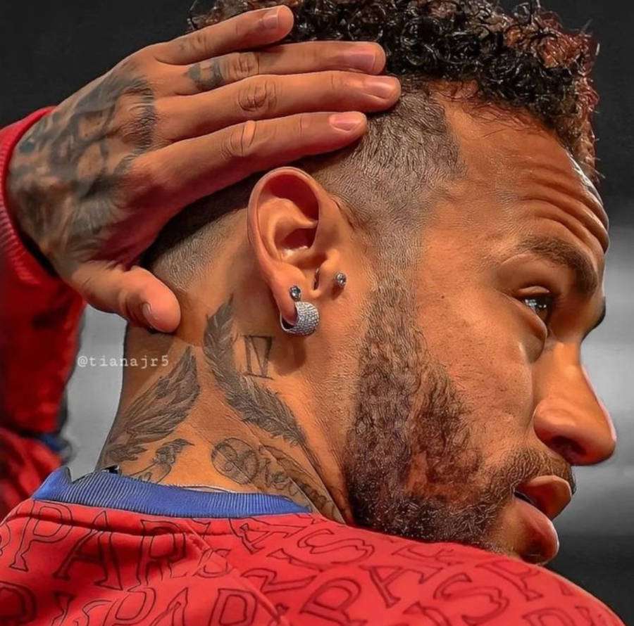 Foto da tatuagem "IV" de Neymar Júnior, na lateral do pescoço