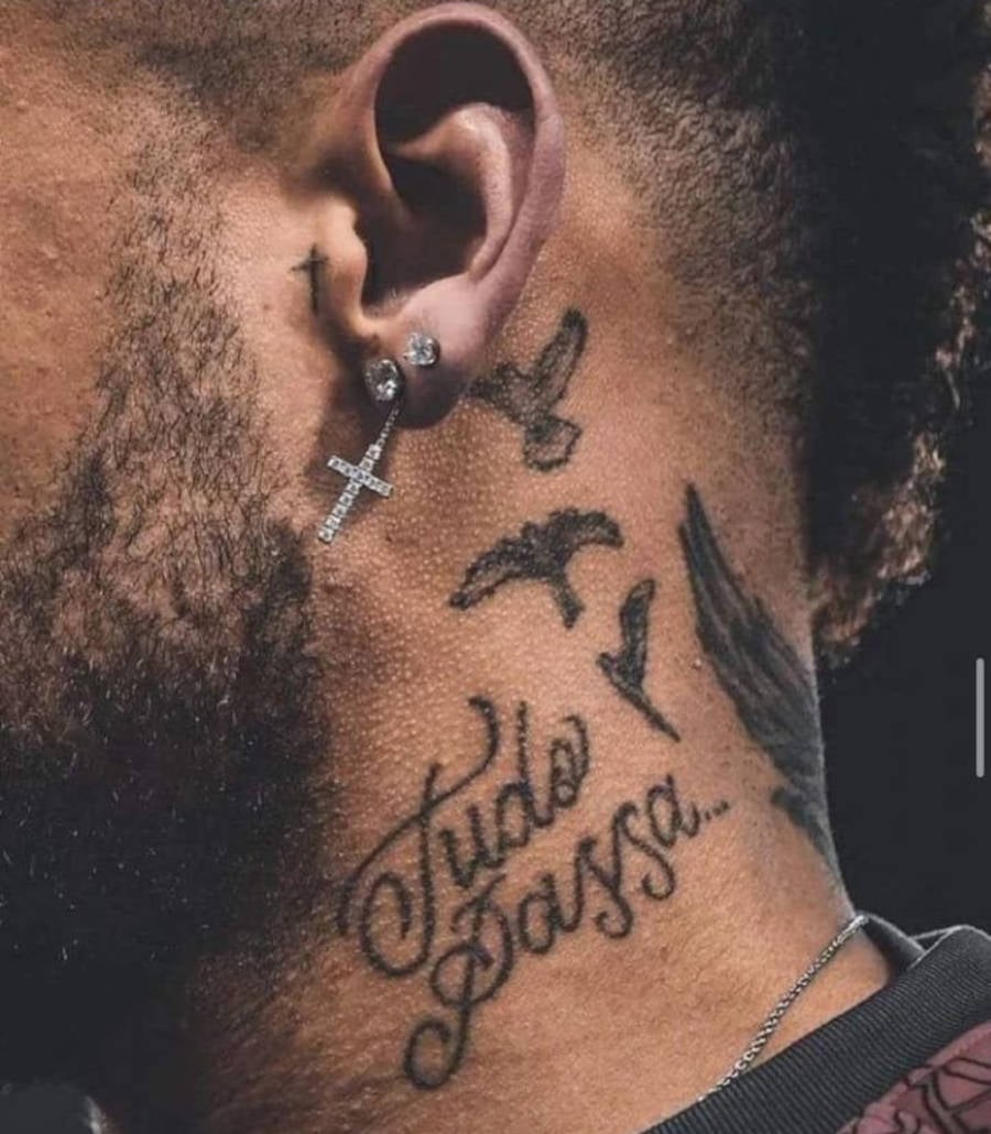 Foto do pescoço de Neymar com a tatuagem "Tudo passa"