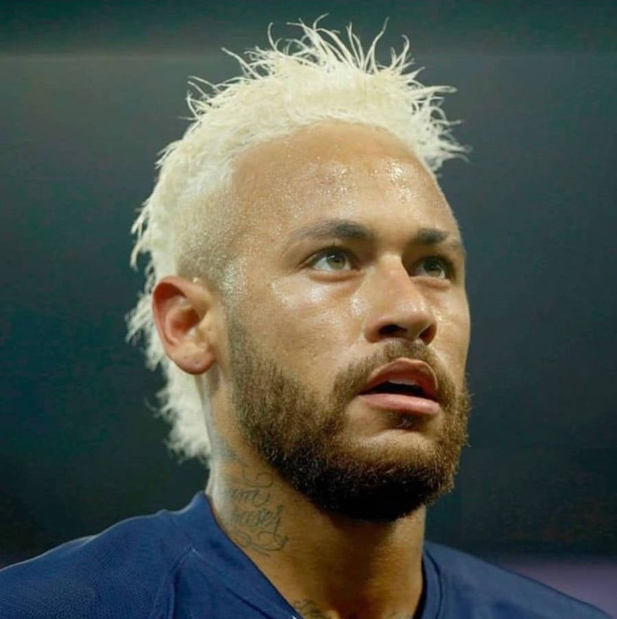Neymar de cabelo loiro e ralo