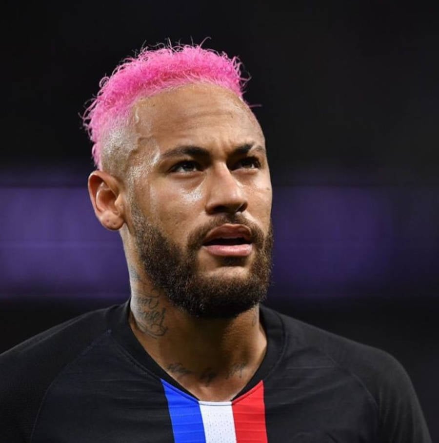 Neymar de cabelo rosa jogando pelo PSG