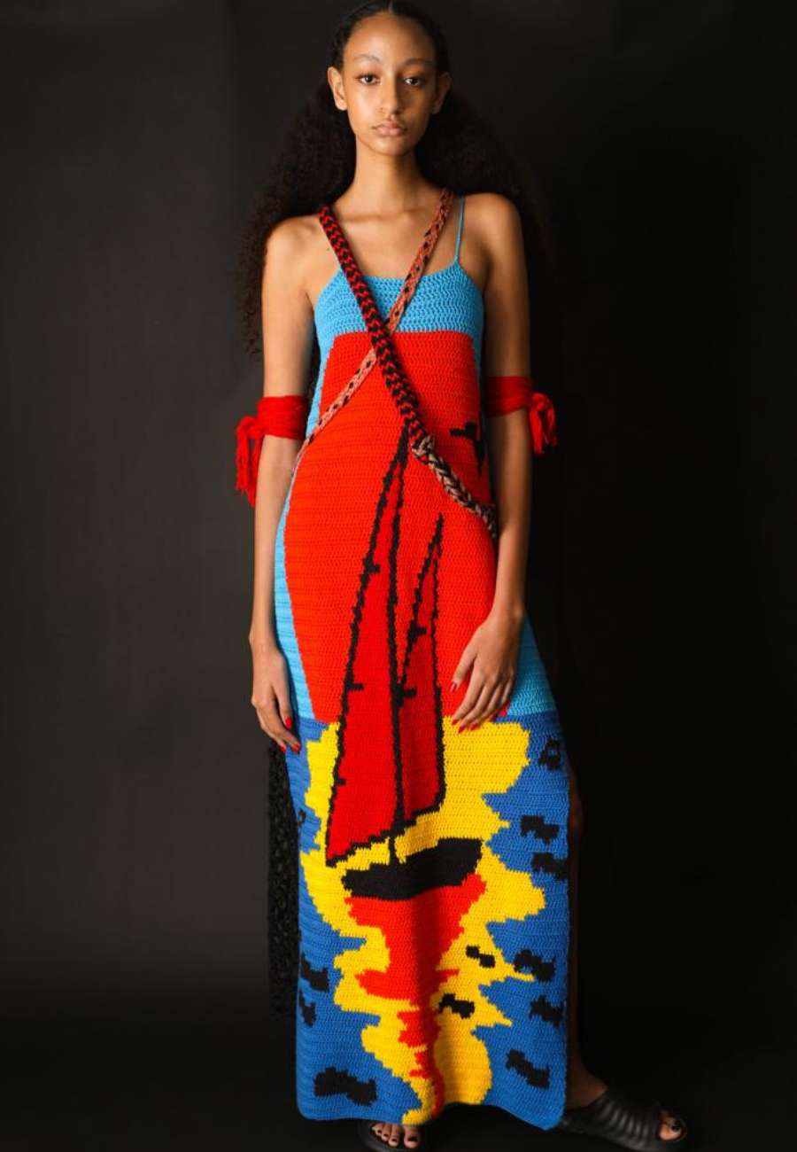 foto de modelo usando vestido de crochê colorido do Ponto Firme
