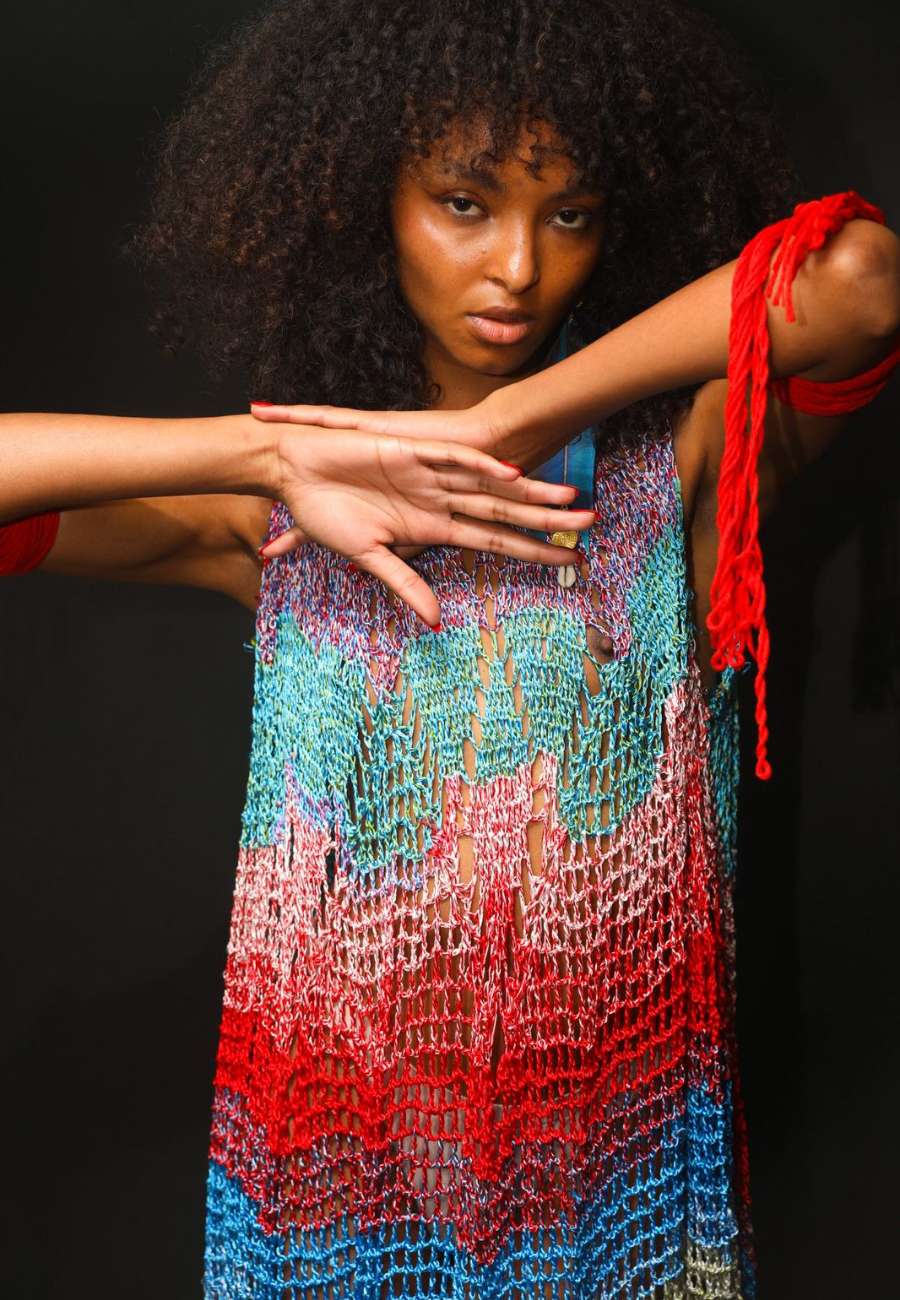 foto de modelo usando vestido de crochê colorido do Ponto Firme