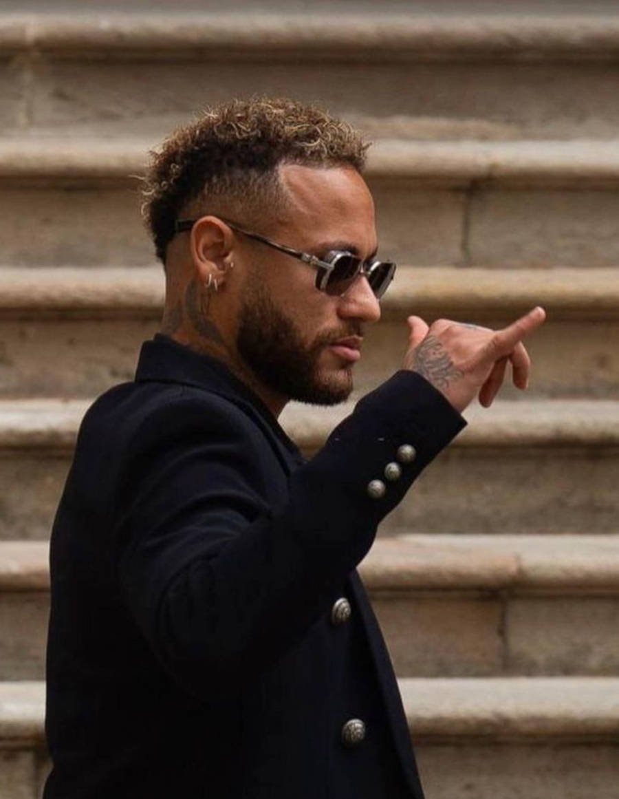 Neymar agora, de óculos escuro e cabelo curto