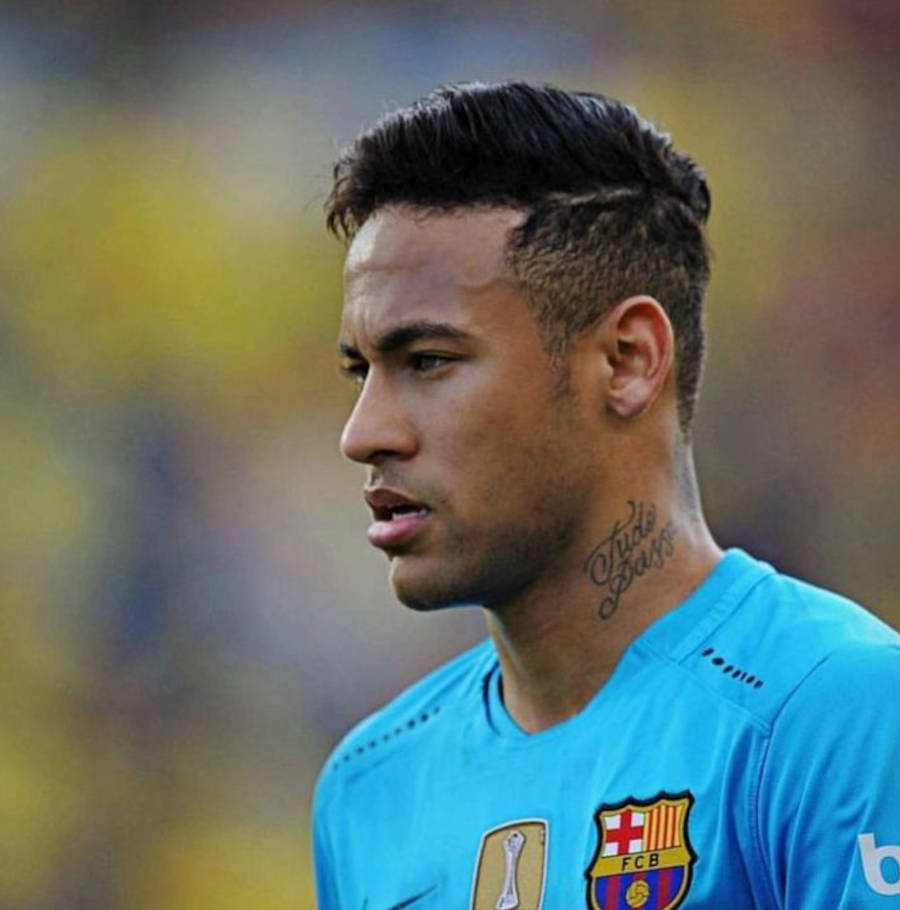 Neymar com os cabelos curtos e aparados, na cor preta