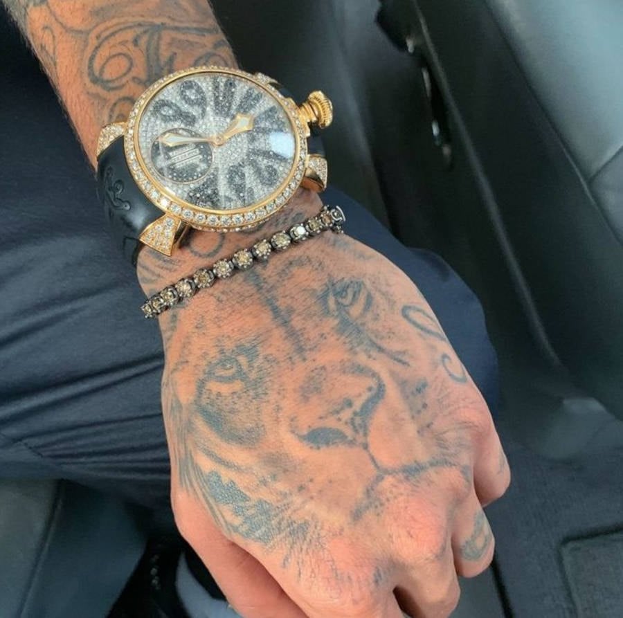 Foto da mão de Neymar com a tatuagem grande de leão