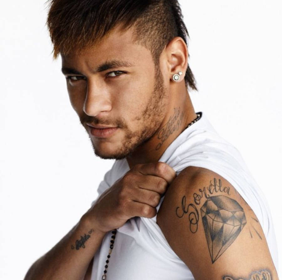 Neymar mostrando sua tatuagem de diamante
