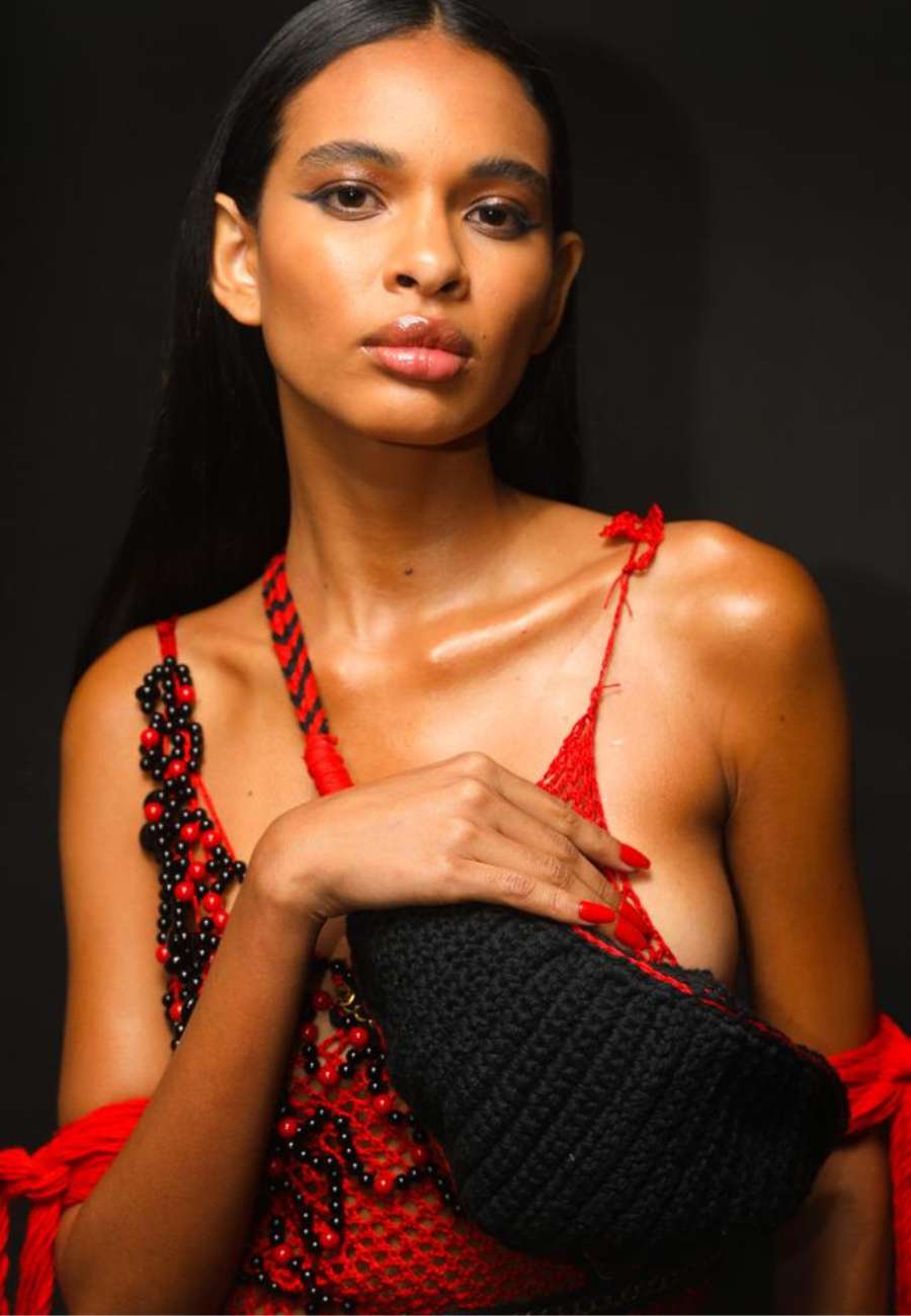 modelo usando vestido de crochê vermelho com miçangas no desfile do Projeto Ponto Firme no SPFW
