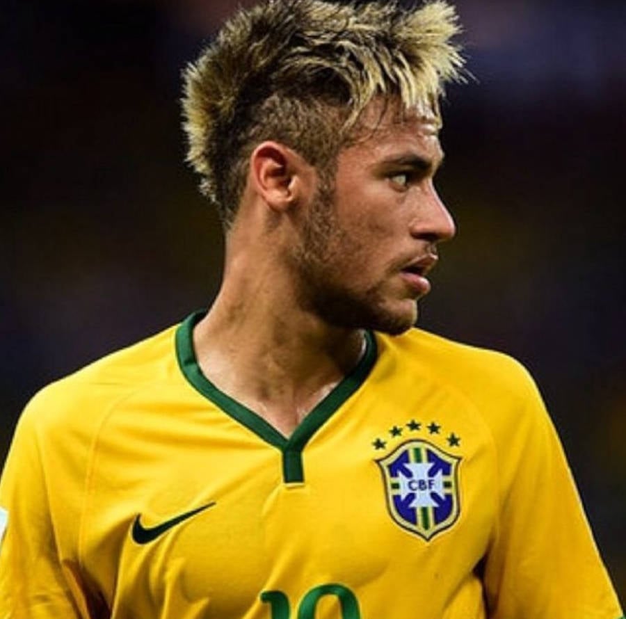 Neymar com moicano maior e loiro