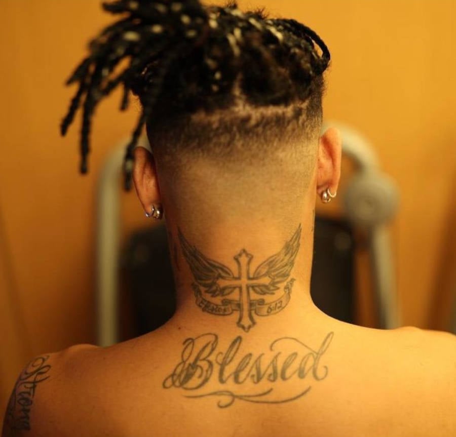 Foto de Neymar com o cabelo raspado e dreads mostrando suas tattoos no pescoço