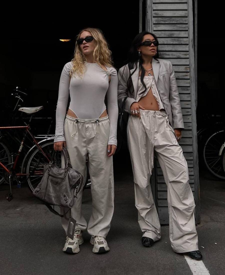 duas mulheres usando parachute pants off white