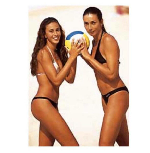 Isabel e sua filha jogando vôlei de praia