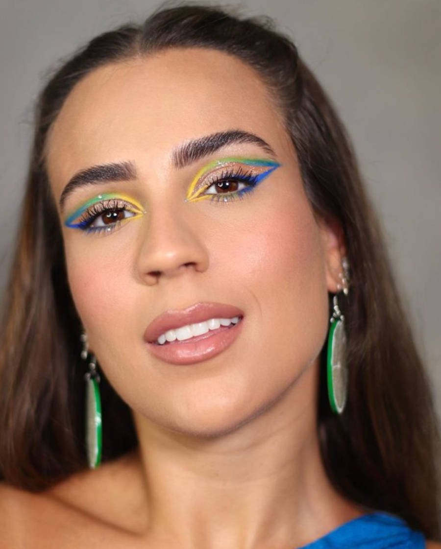 Foto de mulher com delineado colorido
