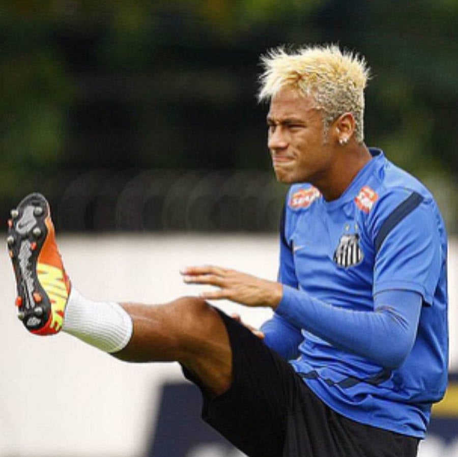 Neymar com o cabelo loiro jogando pelo Santos