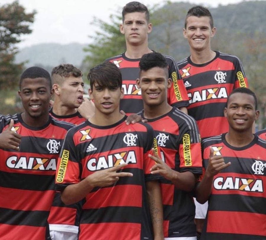Foto de Lucas Paquetá com seus colegas da base do Flamengo